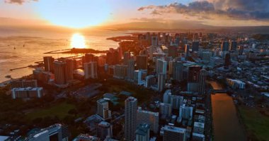 Batan güneşin ılık ışığı Pasifik Okyanusu 'nun sularına yansıyor. Gün batımında Honolulu, Hawaii, ABD 'de hava perspektifi.