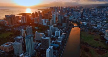 Waikiki, Honolulu 'nun günbatımı manzarası, Hawaii, ABD. Güzel, yumuşak ışık Pasifik Okyanusu ve Ala Wai Kanalı 'nın sularına yansıyor. Hava perspektifi.