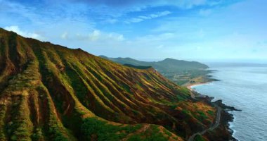 Elmas Kafa Krateri 'nin engebeli yamaçları çimen ve zambaklarla kaplıydı. İnsansız hava aracı görüntülerinden çarpıcı bir dağ manzarası ve Pasifik Okyanusu manzarası. Hawaii, ABD.