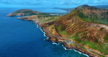 Hawaii, ABD 'deki Diamond Head Krateri boyunca uzanan otoban. Pasifik Okyanusu 'nun Rocky Sahili. Honolulu 'ya hava perspektifi.