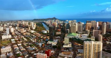Modern Honolulu 'nun çeşitli şehirleri, Hawaii, ABD. İHA görüntüleri Waikiki bölgesine yaklaşıyor. Arkaplanda Diamond Head Krateri.