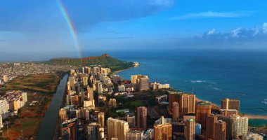 Güneşin batışının ışığında Waikiki manzarası. Parlak gökkuşağı Elmas Kafa Krateri 'ne düşüyor. Hava görünümü.