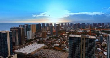 Pasifik Okyanusu kıyısında duran yüksek binalardan oluşan bir grup. İnsansız hava aracı görüntüleri Honolulu, Hawaii, ABD 'nin üzerindedir..