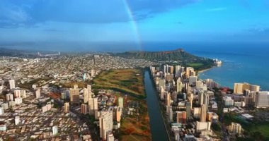 İnanılmaz gökkuşağı Honolulu, Hawaii, ABD 'deki Elmas Kafa Krateri' ne düşüyor. Şehrin göz kamaştırıcı manzarası Ala Wai Kanalı sınırını geçti. Hava görünümü.