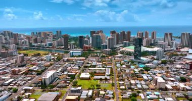Güneşli bir günde güzel Honolulu şehir merkezinde. Pasifik Okyanusu 'nun göz kamaştırıcı masmavi su manzarası. Hava görünümü.