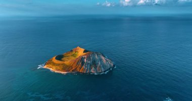 Nefes kesici Tavşan Adası Oahu, Hawaii, ABD. Pasifik 'in sonsuz masmavi su manzarası kayayı çevrelemektedir. Hava görünümü.
