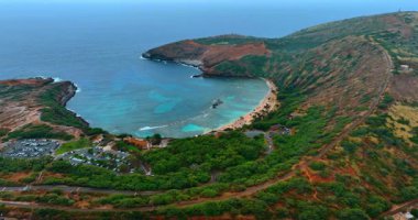 Pasifik Okyanusu 'nun kristal suyuyla çevrili Hanauma Körfezi' nden uzaklık. Oahu, Hawaii, ABD 'nin çarpıcı simgeleri. Hava görünümü.