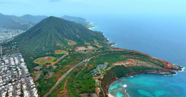Volkanik kayaların nefes kesici manzarası ve muhteşem Hanauma Körfezi. İnsansız hava aracı görüntüleri Honolulu, Hawaii, ABD 'nin muhteşem doğa manzaralarının üzerinde..