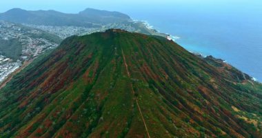 Honolulu, Hawaii, ABD 'deki Diamond Head Krateri' nin tepesinde. Engebeli dağların çarpıcı yamaçları. Hava görünümü.