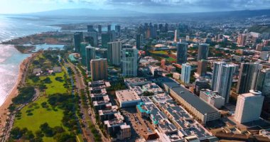 Resim gibi Honolulu, Hawaii, ABD 'nin kıyı şeridi üzerinde. Güneşli bir günde geniş şehir manzarası görüntüsü.