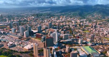 Yoğun inşa edilmiş Honolulu, Hawaii, ABD kentsel manzarası. Gri bulutlu gökyüzünün altındaki şehre hava perspektifi.