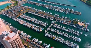 Birçok modern teknesi ve arabası olan bir yat kulübü. Honolulu, Oahu, Hawaii, ABD üzerindeki İHA uçuşları..