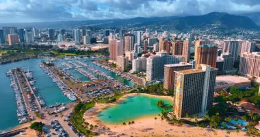 Büyük yat kulübüne çok sayıda tekne ve arabalarla daha yakın uçuyorlar. Güneşli günde Waikiki, Honolulu, Hawaii, ABD 'ye hava perspektifi.