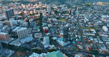 Honolulu, Hawaii, ABD 'nin uçsuz bucaksız modern manzarasının üzerinde uçuyor. Gün batımında güzel, canlı bir şehir.