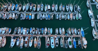 Yat kulübündeki rıhtımda çok çeşitli tekneler var. Havai, ABD 'deki yat limanının üstündeki İHA görüntüleri..