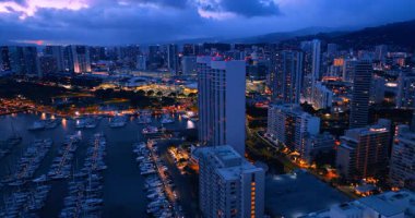 Alacakaranlıkta büyülü şehir manzarası. Şehir bölgesindeki ışıkları açtık. Yat kulübü, sokaklar ve binalar akşam ışıkları. Honolulu, Hawaii, ABD 'de hava manzarası.