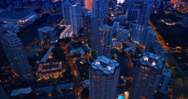 Alacakaranlıkta modern şehrin üzerinde yükseliyor. Akşam şehrinin güzel ışıkları tepeden. Honolulu, Hawaii, ABD 'ye gece geliyor..