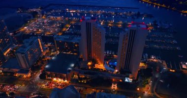 Honolulu alacakaranlıkta ışıkları açtı. Waikiki, Honolulu, ABD 'deki yat kulübüne yaklaşıyoruz. Hava görünümü.