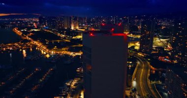 Yüksek binaların tepesinde kırmızı ışıklar. Honolulu, Hawaii, ABD 'nin göz kamaştırıcı manzarası. Hava görünümü.