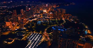 Geceleri muhteşem şehrin göz kamaştırıcı manzarası. Honolulu 'nun göz kamaştırıcı manzarası, Hawaii, ABD İHA' dan.