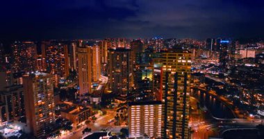 Görüntüler Honolulu, Hawaii, ABD 'nin en yüksek binalarının tepesinde. Canlı, parlayan şehir manzarası gece.