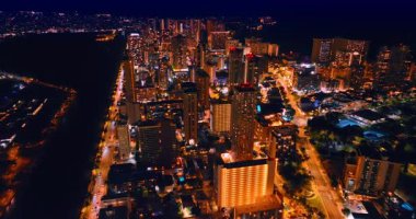 Honolulu, Hawaii, ABD 'nin inanılmaz aydınlanması. Gece göz kamaştırıcı şehrin üzerinde İHA uçuşu.