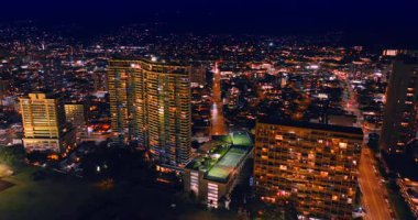 Geceleri muhteşem bir şehir manzarasının ışıltılı manzarası. Honolulu, Hawaii, ABD 'nin insansız hava aracı manzarası.