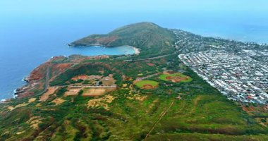 Oahu, Hawaii 'nin güzel kıyıları. Hanauma Körfezi 'ne yaklaşıyoruz. Honolulu 'nun şehir manzarası doğanın yeşilliği. Üst Manzara. Arkaplanda ufuk çizgisi görünmüyor.