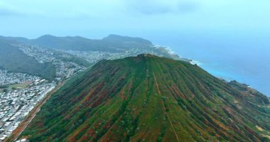 Koko Head Carter 'ın nefes kesici manzarası. Şehir alanıyla çevrili dağın çarpıcı manzarası. Honolulu, Hawaii, ABD. Üst görünüm.