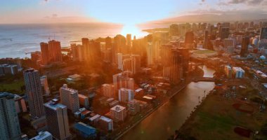Waikiki, Honolulu, Hawaii, ABD manzarasını kaplayan gün batımı ışığı. Ala Wai Kanalı üzerinde canlı şehir merkezine yaklaşıyoruz..