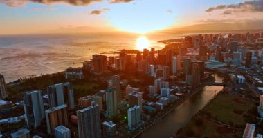 Gün batımının ışığında Waikiki 'nin güzel manzarası. Parlak güneş Pasifik Okyanusu 'nun su manzarasına yansıyor. Hava görünümü.