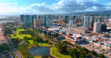 Pasifik Okyanusu kıyısındaki yeşil alanın muhteşem manzarası. Honolulu, Hawaii, ABD şehir manzarasına hava perspektifi. Yumuşak bulutlu gökyüzü.