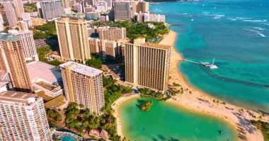 Pasifik Okyanusu kıyısındaki lüks oteller. Waikiki, Honolulu, Hawaii, ABD 'nin kumlu sahillerinde insansız hava aracı uçuşu..