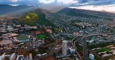 Honolulu, Oahu, Hawaii, ABD yollarında hareketli trafik. Dengesiz arazide geniş bir şehir manzarası. Hava görünümü.