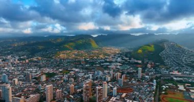 Honolulu 'nun güzel manzarası resim gibi yeşil dağlarla çevrili. Şehrin üzerindeki gökyüzünü dramatik bulutlar kapladı. Hava perspektifi.