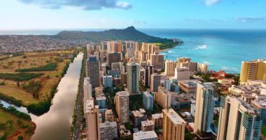 Honolulu, Hawaii, ABD 'nin şehir merkezindeki modern gökdelenler. Diamond Head Krateri arka planda. Hava görünümü.