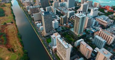 Ala Wai Kanalı üzerinden Waikiki tatil köyüne uçuyor. Honolulu, Hawaii, ABD 'de alacakaranlık zamanı..