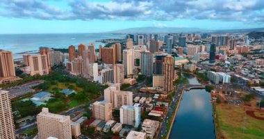 Ala Wai Kanalı 'ndaki uçuş Waikiki' nin yüksek binalarının manzarasını gözler önüne seriyor. Gökyüzünü kaplayan tüylü bulutlu manzara şehrin panoramasını kaplıyor..