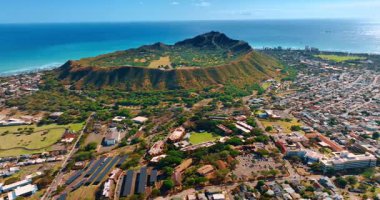 Muhteşem dağın çevresindeki modern kentsel alan. Elmas Kafa Krateri 'nin eteğindeki Honolulu' nun güzel şehri. Hava görünümü.