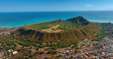 Honolulu, Hawaii, ABD 'deki Diamond Head Krateri' nden uzakta. Gök mavisi su manzarasının arka planında şehir manzarası. Hava görünümü.