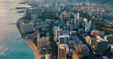 Waikiki tatil köyünün manzarası, Honolulu, Hawaii, ABD. Gün batımında şehir manzarasına hava perspektifi.