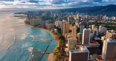 Güneşin batışının yumuşak ışığında Waikiki. Hava perspektifinden Honolulu, Hawaii, ABD manzarası.