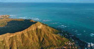 Elmas Kafa Krateri 'nin kenarına uçuyor ve su yüzeyine iniyor. Pasifik Okyanusu 'nun sonsuz maviliği.