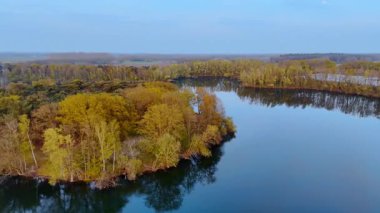 Hollanda manzarası çok güzel. Sonbahar yeşilliklerinin canlı renkleri, sakin bir sabah boyunca Hollanda 'da sakin bir gölün sularına yansıyor..
