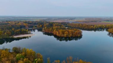 Hollanda göllerinin çarpıcı havası. Hollanda 'daki sakin göllerin ve yemyeşil ormanların altın saatinde havadan görünüşü doğanın güzelliğini vurguluyor..