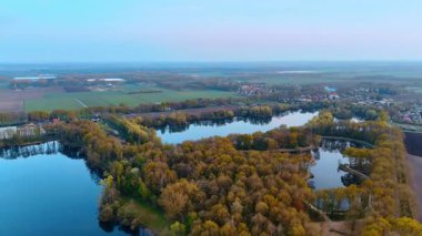 Sonbahar Hollanda nehirleri ve tarlaları. Hollanda su yollarının çarpıcı hava manzarası ve canlı düşen yapraklar Hollanda 'da sonbaharın güzelliğini yansıtıyor.
