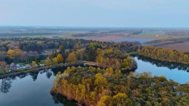 Huzurlu Hollanda manzarası. Bereketli yeşillik ve sakin sular akşam saatlerinde Hollanda kırsalının manzarasını canlandırır..