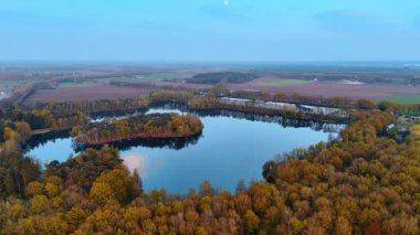 Hollanda sonbahar güzeli. Havadan bakıldığında dingin göller, canlı sonbahar renkleri ve alacakaranlıkta Hollanda 'nın geniş alanları görülüyor..