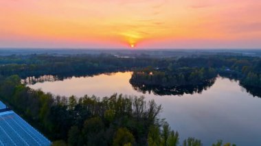 Sakin adaların günbatımı. Hollanda 'daki sakin adaları ve suları aydınlatan çarpıcı bir günbatımı doğanın güzelliğini ön plana çıkarıyor..
