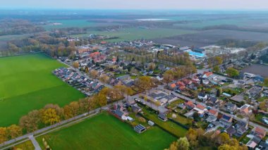 Sonbaharda bir Hollanda köyünün havadan görünüşü. Sonbahar boyunca yemyeşil tarlalar ve çeşitli mimarilerle çevrili bir Hollanda köyünün sakin atmosferini yakalamak.